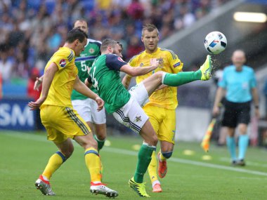 LYON, FRANCE - 16 Haziran 2016: Kuzey İrlandalı Stuart Dallas (C), UEFA EURO 2016 maçında Ukraynalı oyuncularla birlikte Stade de Lyon Stadyumu 'nda mücadele etti. N.Ireland 2-0 kazandı.