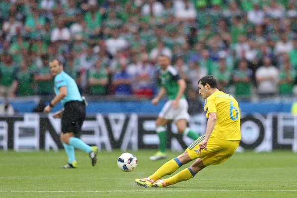 法国里昂 2016年6月16日 在2016年欧洲杯对阵北爱尔兰的比赛中 乌克兰的塔拉斯 斯捷潘尼科在法国里昂体育场踢了一个球 — 图库照片