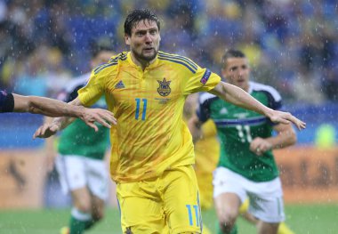 LYON, FRANCE - 16 Haziran 2016: Fransa 'nın Lyon kentindeki Stade de de Lyon stadyumunda oynanan UEFA EURO 2016 maçı sırasında Ukraynalı Yevhen Seleznyov