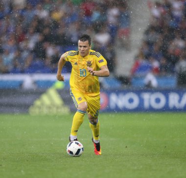 LYON, FRANCE - 16 Haziran 2016: Ukraynalı Yevhen Konoplyanka, Fransa 'nın Lyon kentindeki Stade de Lyon stadyumunda oynanan UEFA EURO 2016 maçında topu kontrol ediyor