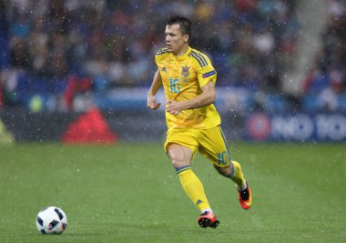 LYON, FRANCE - 16 Haziran 2016: Ukraynalı Yevhen Konoplyanka, Fransa 'nın Lyon kentindeki Stade de Lyon stadyumunda oynanan UEFA EURO 2016 maçında topu kontrol ediyor