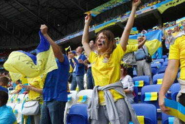 LYON, FRANCE - 16 Haziran 2016: Ukraynalı taraftarlar Fransa 'nın Lyon kentindeki Stade de Lyon stadyumunda oynanan UEFA EURO 2016 maçında desteklerini gösterdiler