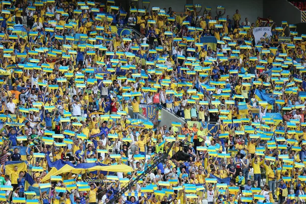 Lyon フランス 2016年6月16日 Uefa Euro 2016の試合中にウクライナのファンで賑わうスタッド リヨンのスタジアムのトライブウクライナV北アイルランド — ストック写真