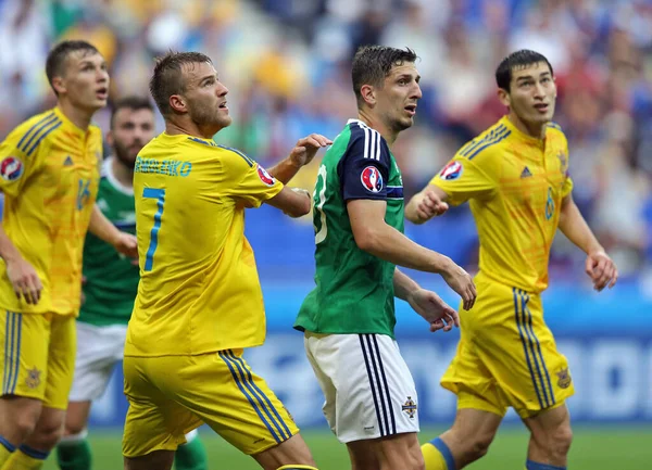 Lyon Frankreich Juni 2016 Ukrainische Gelb Und Nordirische Spieler Kämpfen — Stockfoto