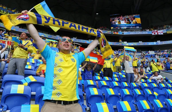 フランス リヨン 2016年6月16日 ウクライナのファンは フランスのリヨンにあるStade Lyonスタジアムで開催されたUefa Euro 2016ゲームウクライナV Northern Irelandで彼らのサポートを示しています — ストック写真