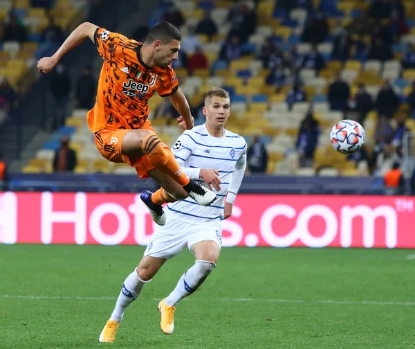 KYIV, UKRAINE - 20 Ekim 2020: Juventus 'lu Merih Demiral (L) ve Dinamo Kyiv' li Vladyslav Supryaha, NSC Olimpiyskyi Stadyumu 'ndaki UEFA Şampiyonlar Ligi maçı sırasında görev başında. Juve 2-0 kazandı.