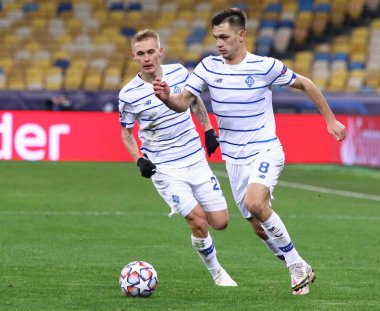 KYIV, UKRAINE - NOVEMBER 24, 2020: Volodymyr Shepeliev (R) ve Dinamo Kyiv 'li Vitaliy Buyalskiy Kyiv, Kyiv' deki NSC Olimpiyskyi stadyumunda oynanan UEFA Şampiyonlar Ligi maçında Barcelona 'ya karşı maç yapıyorlar.