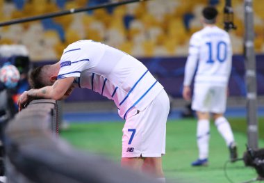 KYIV, UKRAINE - NOVEMBER 24, 2020: Dinamo Kyiv 'den Benjamin Verbiç, Kyiv' deki NSC Olimpiyskyi stadyumunda oynanan UEFA Şampiyonlar Ligi maçında Barcelona 'ya karşı tepki gösterdi. Barcelona 4-0 kazandı.