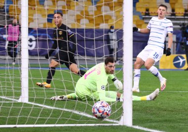 KYIV, UKRAINE - NOVEMBER 24, 2020: Barcelona 'dan Sergino Dest (in Black), Kyiv' deki NSC Olimpiyskyi stadyumunda oynanan UEFA Şampiyonlar Ligi maçında Dinamo Kyiv karşısında gol attı. Barcelona 4-0 kazandı.