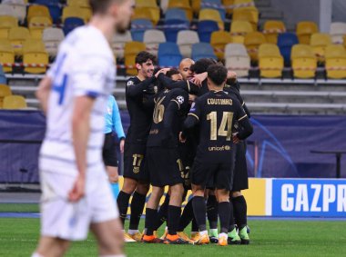 KYIV, UKRAINE - NOVEMBER 24, 2020: Barcelona oyuncuları Kyiv 'deki NSC Olimpiyskyi stadyumunda Dinamo Kyiv' e karşı oynadıkları UEFA Şampiyonlar Ligi maçında gol attıktan sonra kutlama yaptılar. Barcelona 4-0 kazandı.