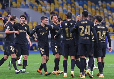 KYIV, UKRAINE - NOVEMBER 24, 2020: Barcelona oyuncuları Kyiv 'deki NSC Olimpiyskyi stadyumunda Dinamo Kyiv' e karşı oynadıkları UEFA Şampiyonlar Ligi maçında gol attıktan sonra kutlama yaptılar. Barcelona 4-0 kazandı.