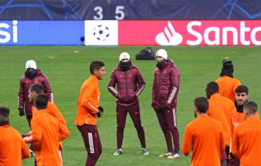 KYIV, UKRAINE - NOVEMBER 30, 2020: Real Madrid teknik direktörü Zinedine Zidane ve UEFA Şampiyonlar Ligi karşılaşması öncesinde NSC Olimpiyskyi 'de Shakhtar Donetsk' e karşı antrenman yapan oyuncular