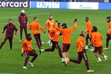 KYIV, UKRAINE - NOVEMBER 30, 2020: Real Madrid oyuncuları UEFA Şampiyonlar Ligi maçından önce Ukrayna 'nın Kyiv kentindeki NSC Olimpiyskyi stadyumunda Shakhtar Donetsk' e karşı antrenman yapıyor.