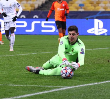 KYIV, UKRAINE - 1 Aralık 2020: Real Madrid kalecisi Thibaut Courtois UEFA Şampiyonlar Ligi maçında NSC Olimpiyskyi Stadyumu 'nda Shakhtar Donetsk' e karşı oynuyordu. Courtois iki kez kaçırdı.