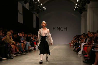 KYIV, UKRAINE - SEPTEMBER 1, 2018: Model Ukrayna Moda Haftası / Yaz 2019 'da Ukrayna' nın başkenti Kyiv 'de bulunan Mystetskyi Arsenal' de tasarımcı FINCH tarafından yapılan bir eseri sunar.
