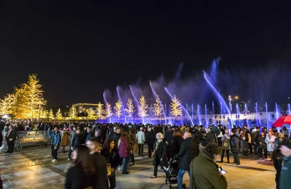 Athen Griechenland Dezember 2019 Nachtansicht Der Farbenfrohen Tanzenden Wasserfontänen Kulturzentrum lizenzfreie Stockbilder