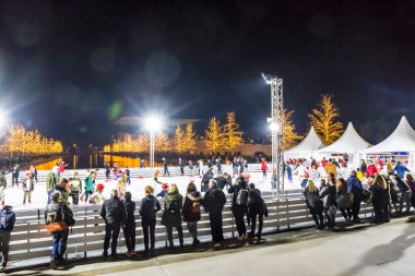 Atina, Yunanistan - 15 Aralık 2019: Atina kentindeki Stavros Niarchos Vakfı Kültür Merkezi 'nde (SNFCC) insanlar Noel patinajının tadını çıkarıyor