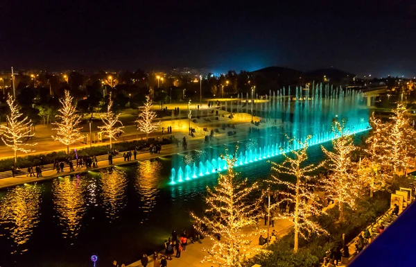 Athen Griechenland Dezember 2019 Nachtansicht Der Farbenfrohen Tanzenden Wasserfontänen Kulturzentrum lizenzfreie Stockfotos