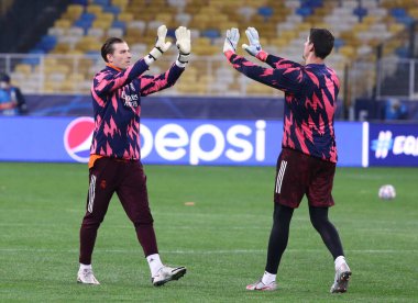 KYIV, UKRAINE - 1 Aralık 2020: Real Madrid 'in kalecileri Andriy Lunin ve Thibaut Courtois, Shakhtar Donetsk' e karşı oynanan UEFA Şampiyonlar Ligi maçından önce ısınma turunda