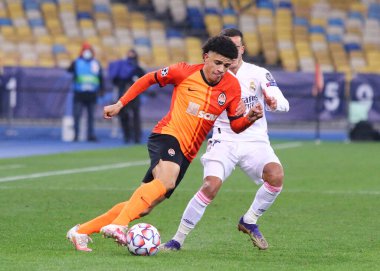 KYIV, UKRAINE - 1 Aralık 2020: Shakhtar Donetsk, NSC Olimpiyskyi Stadyumu 'nda oynanan UEFA Şampiyonlar Ligi maçı sırasında Real Madrid' li Lucas Vazquez ile top için mücadele etmektedir. Shakhtar 2-0 kazandı.