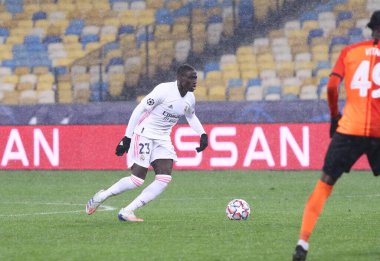 KYIV, UKRAINE - 1 Aralık 2020: Kyiv 'deki NSC Olimpiyskyi stadyumunda oynanan UEFA Şampiyonlar Ligi maçında Ferland Mendy ile karşılaştı. Real Madrid 0-2 yenildi