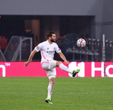 KYIV, UKRAINE - 1 Aralık 2020: Nacho of Real Madrid UEFA Şampiyonlar Ligi maçında Kyiv 'deki NSC Olimpiyskyi stadyumunda Shakhtar Donetsk' e karşı topa vuruyor. Real Madrid 0-2 yenildi