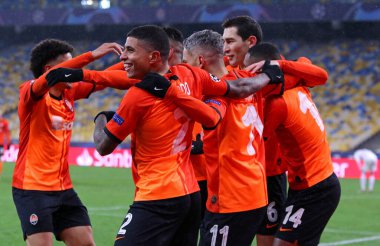 KYIV, UKRAINE - 1 Aralık 2020: Shakhtar Donetsk oyuncuları Kyiv 'deki NSC Olimpiyskyi stadyumunda Real Madrid ile oynadıkları UEFA Şampiyonlar Ligi maçında gol attıktan sonra kutlama yaptılar. Shakhtar 2-0 kazandı.
