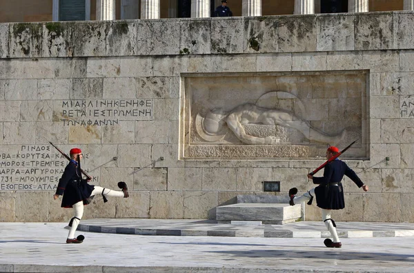アテネ ギリシャ 12月18 2019 大統領警備兵 エヴゾンまたはEvzonoi シンタグマ広場にあるギリシャ議会議事堂近くの無名兵士の墓の前でパレードします 観光名所 — ストック写真