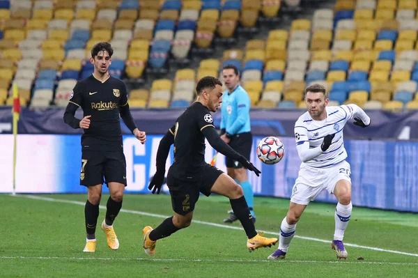 KYIV, UKRAINE - NOVEMBER 24, 2020: Francisco Trincao (L), Barcelona 'dan Oscar Mingueza (C) ve Kyiv' deki UEFA Şampiyonlar Ligi maçı sırasında Dinamo Kyiv 'den Oleksandr Karavaev