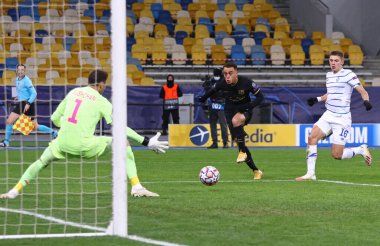 KYIV, UKRAINE - NOVEMBER 24, 2020: Barcelona 'dan Sergino Dest (in Black), Kyiv' deki NSC Olimpiyskyi stadyumunda oynanan UEFA Şampiyonlar Ligi maçında Dinamo Kyiv karşısında gol attı. Barcelona 4-0 kazandı.