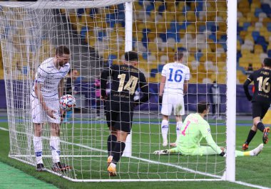 KYIV, UKRAINE - NOVEMBER 24, 2020: Dinamo Kyiv oyuncuları UEFA Şampiyonlar Ligi maçında NSC Olimpiyskyi Stadyumu 'nda Barcelona' ya karşı attıkları gol sonrasında tepki verdiler. Barcelona 4-0 kazandı.