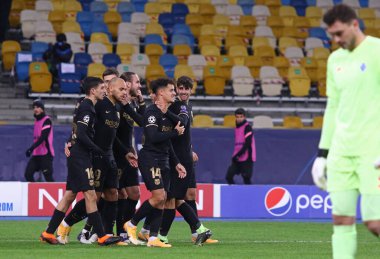 KYIV, UKRAINE - NOVEMBER 24, 2020: Barcelona oyuncuları Kyiv 'deki NSC Olimpiyskyi stadyumunda Dinamo Kyiv' e karşı oynadıkları UEFA Şampiyonlar Ligi maçında gol attıktan sonra kutlama yaptılar. Barcelona 4-0 kazandı.