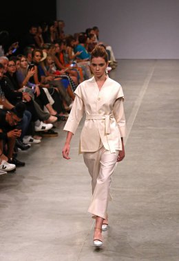 KYIV, UKRAINE - 1 Eylül 2018: Model Ukrayna 'nın başkenti Kyiv' deki Mystetskyi Arsenal 'de Ukrayna Moda Haftası-Yaz 2019 sırasında tasarımcı ELENA BURENINA tarafından yapılan bir eseri sunar.