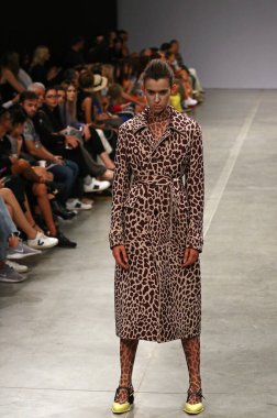 KYIV, UKRAINE - 1 Eylül 2018: Model Ukrayna 'nın başkenti Kyiv' deki Mystetskyi Arsenal 'de Ukrayna Moda Haftası-Yaz 2019 sırasında tasarımcı ELENA BURENINA tarafından yapılan bir eseri sunar.