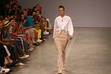 KYIV, UKRAINE - 1 Eylül 2018: Model Ukrayna 'nın başkenti Kyiv' deki Mystetskyi Arsenal 'de Ukrayna Moda Haftası-Yaz 2019 sırasında tasarımcı ELENA BURENINA tarafından yapılan bir eseri sunar.