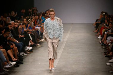 KYIV, UKRAINE - 1 Eylül 2018: Model Ukrayna 'nın başkenti Kyiv' deki Mystetskyi Arsenal 'de Ukrayna Moda Haftası-Yaz 2019 sırasında tasarımcı ELENA BURENINA tarafından yapılan bir eseri sunar.