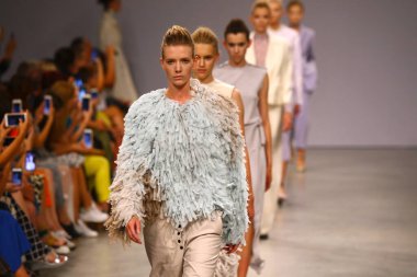 KYIV, UKRAINE - 1 Eylül 2018: Modeller Ukrayna Moda Haftası-Yaz 2019 sırasında Ukrayna 'nın başkenti Kyiv' de Mystetskyi Arsenal 'de tasarımcı ELENA BURENINA tarafından yapılan bir eseri sunar.