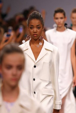 KYIV, UKRAINE - 1 Eylül 2018: Modeller Ukrayna Moda Haftası-Yaz 2019 sırasında Ukrayna 'nın başkenti Kyiv' de Mystetskyi Arsenal 'de tasarımcı ELENA BURENINA tarafından yapılan bir eseri sunar.