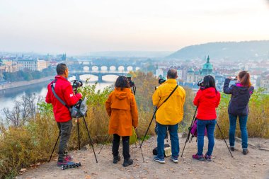 Prag, Chechia - 24 Ekim 2019: Tripodlu ve DSLR kameralı fotoğrafçılar Prag şehir manzarası panoramasını Letensky profilinden çekiyorlar