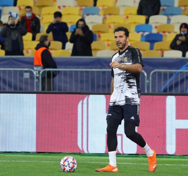 KYIV, UKRAINE - 20 Ekim 2020: Juventus kalecisi Gianluigi Buffon UEFA Şampiyonlar Ligi karşılaşması öncesinde Kyiv 'deki NSC Olimpiyskyi stadyumunda Dinamo Kyiv' e karşı antrenman yapıyor.