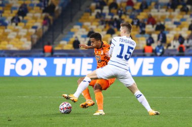 KYIV, UKRAINE - 20 Ekim 2020: Juventus 'lu Danilo, NSC Olimpiyskyi' de oynanan UEFA Şampiyonlar Ligi maçı sırasında Dinamo Kyiv 'li Viktor Tsygankov ile top için mücadele eder. Juve 2-0 kazandı.