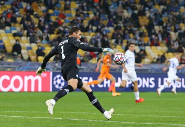 KYIV, UKRAINE - 20 Ekim 2020: Dinamo Kyiv 'in kalecisi Georgiy Bushchan UEFA Şampiyonlar Ligi maçında Ukrayna' nın Kyiv kentindeki NSC Olimpiyskyi stadyumunda Juventus 'a karşı eylemde