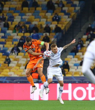 KYIV, UKRAINE - 20 Ekim 2020: Juventus (L) takımından Leonardo Bonucci, NSC Olimpiyskyi 'de oynanan UEFA Şampiyonlar Ligi maçı sırasında Dinamo Kyiv takımından Vitaliy Buyalskiy ile top için mücadele eder. Juve 2-0 kazandı.
