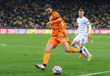 KYIV, UKRAINE - 20 Ekim 2020: UEFA Şampiyonlar Ligi maçında UEFA 'nın Kyiv, Ukrayna' daki NSC Olimpiyskyi stadyumunda oynanan maçta Adrien Rabiot topu kontrol ediyor. Juve 2-0 kazandı.
