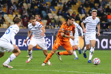 KYIV, UKRAINE - 20 Ekim 2020: Juventus 'lu Alvaro Morata UEFA Şampiyonlar Ligi maçında Ukrayna' nın Kyiv kentindeki NSC Olimpiyskyi stadyumunda Dinamo Kyiv 'e karşı bir topu kontrol ediyor. Juve 2-0 kazandı.