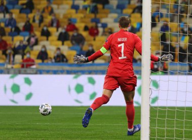 KYIV, UKRAINE - 10 Ekim 2020: Kyiv 'deki NSK Olimpiyskiy Stadyumu' nda oynanan UEFA Uluslar Ligi maçında Alman kaleci Manuel Neuer görev başında. Almanya 2-1 kazandı.
