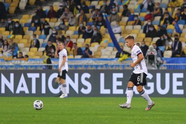 KYIV, UKRAINE - 10 Ekim 2020: Kyiv 'deki NSK Olimpiyskiy Stadyumu' nda oynanan UEFA Uluslar Ligi karşılaşmasında Alman Joshua Kimmich topa vuruyor. Almanya 2-1 kazandı.