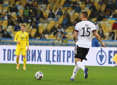 KYIV, UKRAINE - 10 Ekim 2020: Kyiv 'deki NSK Olimpiyskiy Stadyumu' nda oynanan UEFA Milletler Ligi karşılaşmasında Alman Niklas Sule topu kontrol ediyor. Almanya 2-1 kazandı.