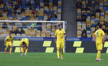 KYIV, UKRAINE - 10 Ekim 2020: Ukraynalı oyuncular NSK Olimpiyskiy Stadyumu 'nda oynanan UEFA Milletler Ligi maçında Almanya' ya karşı attıkları bir gol sonrasında tepki verdiler. Almanya 2-1 kazandı.