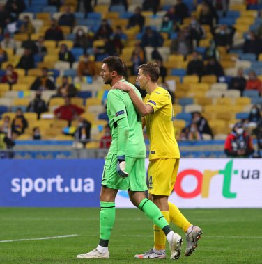 KYIV, UKRAINE - 10 Ekim 2020: Ukraynalı kaleci Georgiy Bushchan ve defans oyuncusu Illia Zabarnyi, Kyiv 'deki NSK Olimpiyskiy stadyumunda oynanan UEFA Uluslar Ligi karşılaşmasında Almanya' ya karşı tepki gösterdi.